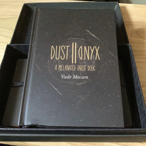 Dust II Onyx ( Dust 2 Onyx ) by Courtney Alexander - 2nd printing - Picture 8 of 17